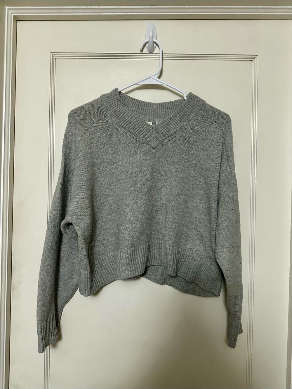 Girls’ Classic V-Neck Gray Cropped Sweater